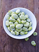 A bowl of broad beans (close-up)
