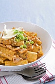 Rigatoni with ham and spring onions