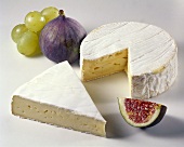 Brie and Camembert with figs and fruit