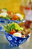 Salat mit gegrilltem Thunfisch, Ei und Gemüse
