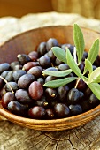 Frische Oliven in einer Schale