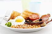 Frühstück mit Spiegelei, Bohnen, Toast und Wurst (England)