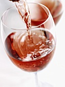 Rosé wird in ein Glas gegossen