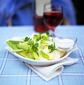 Fenchel und Staudensellerie mit Dip; Rotwein