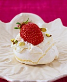 Meringue with strawberry and pistachios