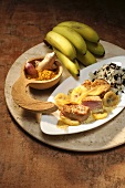 Schweinemedaillons mit Bananen und Wildreis