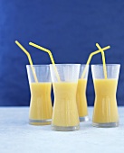 Bananen-Mango-Smoothies (mehrere Gläser)