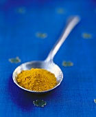 Currypulver auf Löffel