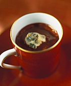 Schokoladensauce mit Thymian-Bergamotte-Topping