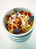 Spaghetti mit Tomaten, Entenbrust und rotem Basilikum