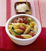 Asparagus with pasta and tomatoes