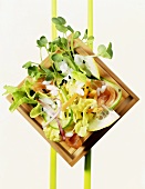 Gemischter Salat mit Lachs und Reis