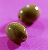Zwei grüne Oliven