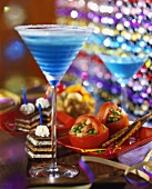 Partyhäppchen und Cocktail mit Blue Curacao