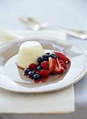 Panna cotta con la frutta (Cream dessert with berries)