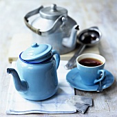 Stillleben mit Teekannen und Teetasse
