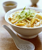 Chinesische Suppe mit Babymais und Hähnchenfleisch