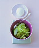 Obstsalat mit Glaslöffel & Eiskugel in einer separaten Schale