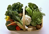 Prall gefüllter Korb mit frischem Gemüse
