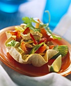 Hähnchen mit Gemüse in Taco-Schale