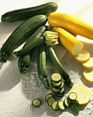 Grüne und gelbe Zucchini