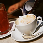 Cappuccino und Orangensaft