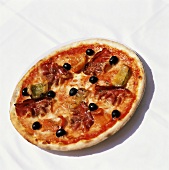 Pizza mit Speck, Paprika und schwarzen Oliven