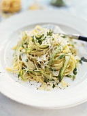 Tagliolini mit weißem und grünem Spargel