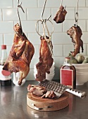 Gegrillte Ente und Schweinefleisch hängen an Haken (China)