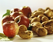 Stillleben mit Äpfeln und Kartoffeln
