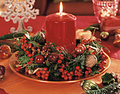Adventskranz mit roter Kerze