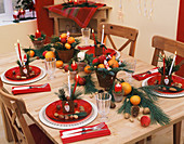 Gedeckter Tisch mit Nikolaus-Dekoration