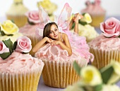 Cupcakes mit rosa Creme und junger Frau als Fee (Fairy Cake)