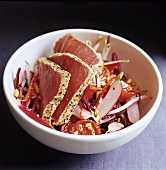 Seared Tuna (kurz angebratene Thunfischfilets) auf Salat