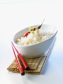 Gekochter Reis in einer Schale mit Chilischote
