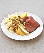 Roast beef with pears, bananas and walnuts