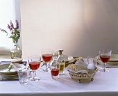Gedeckter Tisch für italienisches Essen