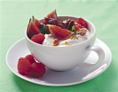 Yoghurt with raspberries and figs