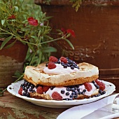 Meringue cake with fresh berries