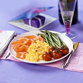 Scrambled egg with salmon, asparagus and tomato