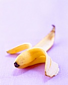 Bananenschale auf violettem Untergrund