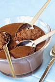 A bowl of mousse au chocolat with three spoons