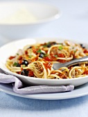 Linguine mit Tomaten, Thunfisch und Oliven