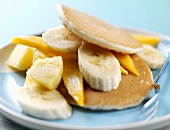 Pancakes mit frischen Früchten