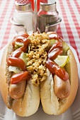 Hot Dogs mit Essiggurken, Ketchup und Röstzwiebeln