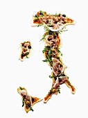 Pizza mit Rohschinken in Form der Landkarte von Italien