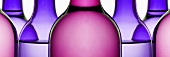 Pinkfarbene Weinflaschen