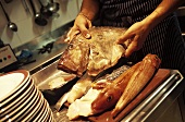 Verschiedene Fische in der Küche eines Restaurants