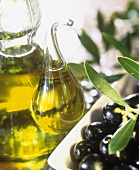 Olivenöl und schwarze Oliven
