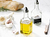Olivenöl, Balsamicoessig, Knoblauch und Ciabatta